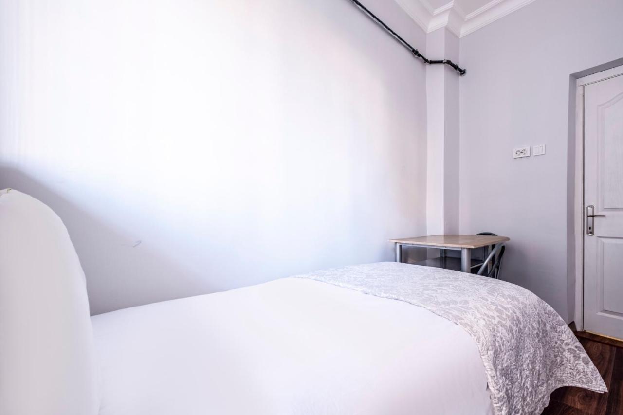 Sleek Flat 50 M To Bull Statue In Kadikoy Appartement Istanboel Buitenkant foto