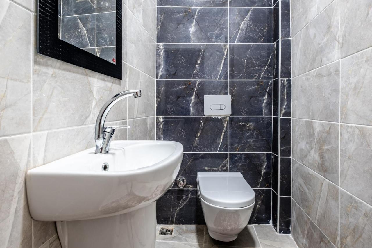 Sleek Flat 50 M To Bull Statue In Kadikoy Appartement Istanboel Buitenkant foto